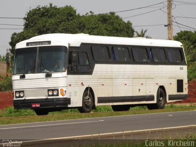 Ônibus Particulares 600 na cidade de Foz do Iguaçu, Paraná, Brasil, por Carlos Kircheim. Número da foto: #5661672.