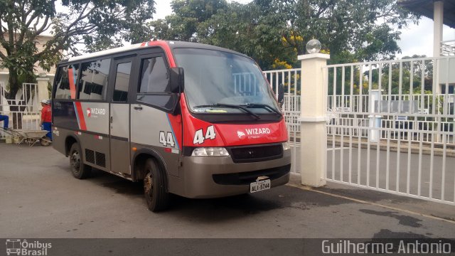 Ônibus Particulares 44 na cidade de Caldas Novas, Goiás, Brasil, por Guilherme Antonio. Número da foto: #5671249.