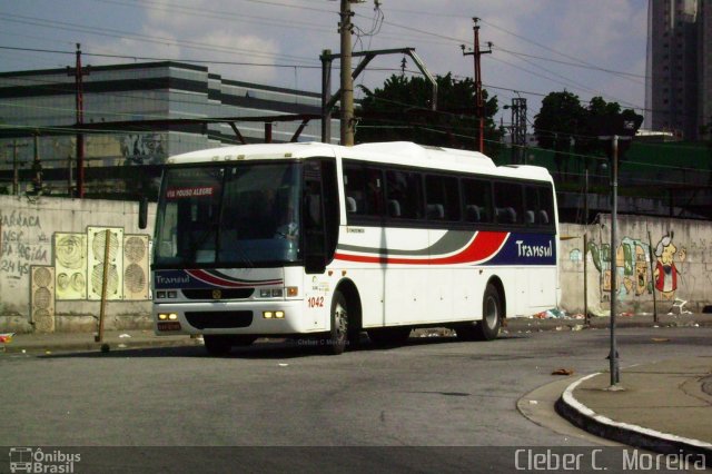 Transul Transportes Coletivos 1042 na cidade de São Paulo, São Paulo, Brasil, por Cleber C.  Moreira. Número da foto: #5690708.