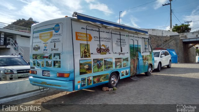 Ônibus Particulares 1489 na cidade de Piranhas, Alagoas, Brasil, por Fábio Santos. ID da foto: 5628852.