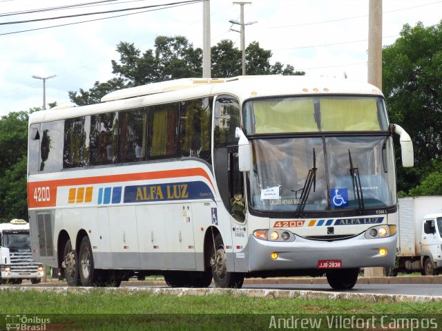 Alfa Luz Viação Transportes 4200 na cidade de Brasília, Distrito Federal, Brasil, por Andrew Campos. ID da foto: 5632554.