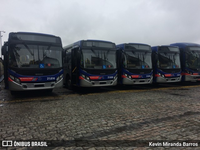 Viação Osasco 21.614 na cidade de Carapicuíba, São Paulo, Brasil, por Kevin Miranda Barros. Número da foto: #6216090.