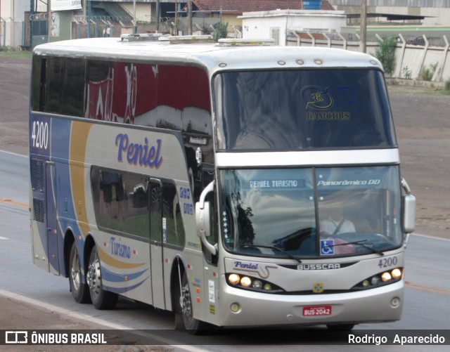 Peniel Turismo 4200 na cidade de Conselheiro Lafaiete, Minas Gerais, Brasil, por Rodrigo  Aparecido. Número da foto: #6219962.