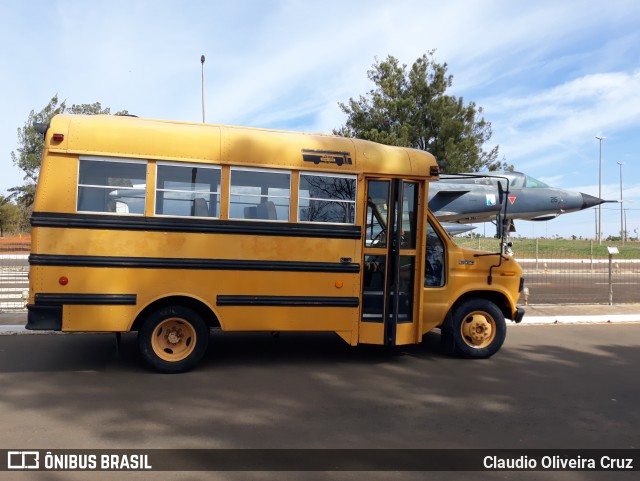 Ônibus Particulares  na cidade de Brasil, por Claudio Oliveira Cruz. Número da foto: #6223544.