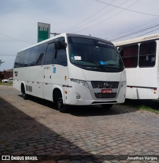 TJ Tur 6706 na cidade de Guaíba, Rio Grande do Sul, Brasil, por Jonathan Vargas. Número da foto: #6206669.