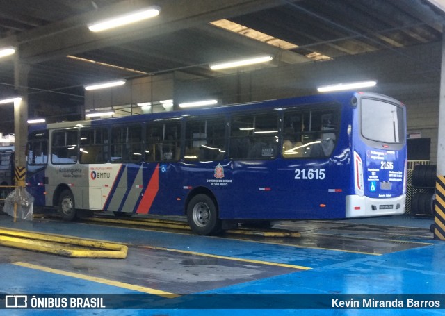 Viação Osasco 21.615 na cidade de Carapicuíba, São Paulo, Brasil, por Kevin Miranda Barros. Número da foto: #6210040.