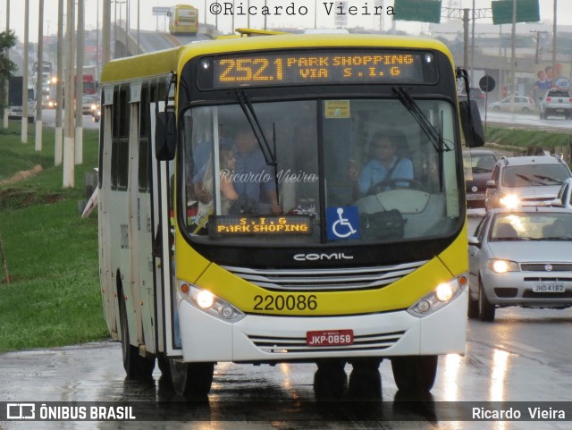 Viação Pioneira 220086 na cidade de Santa Maria, Distrito Federal, Brasil, por Ricardo Vieira. ID da foto: 6273626.