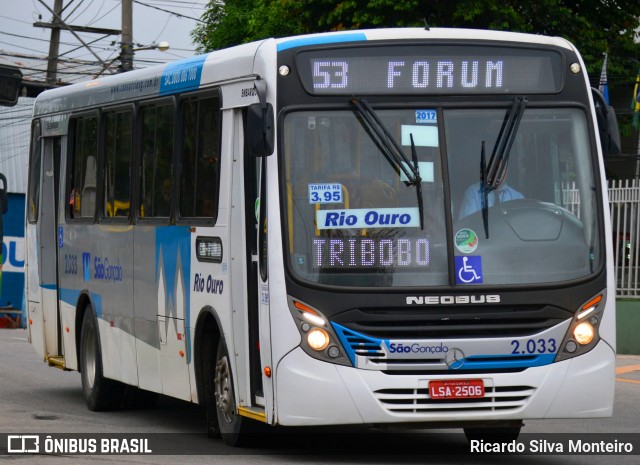 Viação Rio Ouro 2.033 na cidade de São Gonçalo, Rio de Janeiro, Brasil, por Ricardo Silva Monteiro. Número da foto: #6298925.