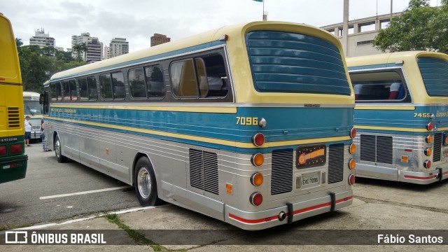 Ônibus Particulares 7096 na cidade de São Paulo, São Paulo, Brasil, por Fábio Santos. Número da foto: #6313201.