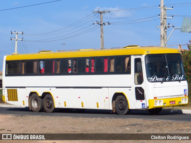 Ônibus Particulares 1971 na cidade de Teresina, Piauí, Brasil, por Cleiton Rodrigues. Número da foto: #6261508.
