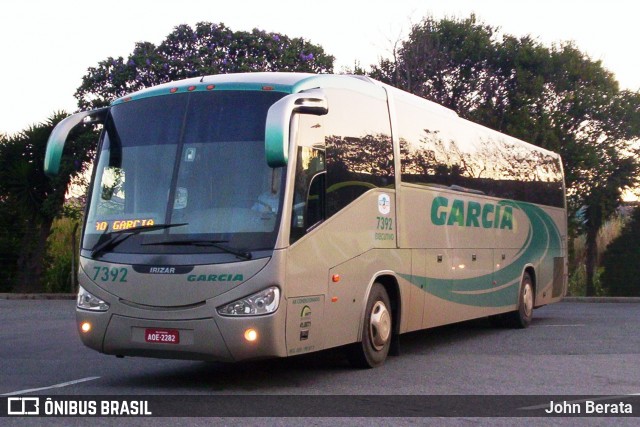 Viação Garcia 7392 na cidade de Curitiba, Paraná, Brasil, por John Berata. ID da foto: 6337103.