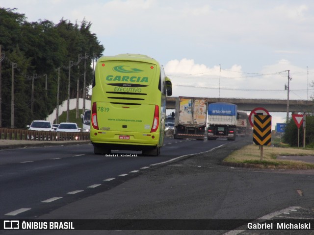 Viação Garcia 7819 na cidade de Ponta Grossa, Paraná, Brasil, por Gabriel Michalski. ID da foto: 6352837.