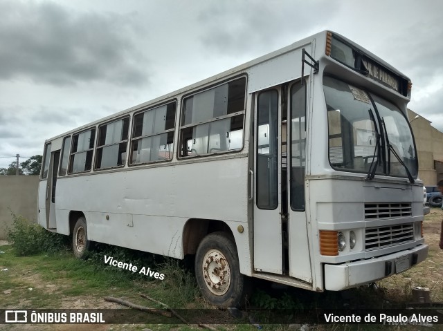 Ônibus Particulares 1400 na cidade de Parambu, Ceará, Brasil, por Vicente de Paulo Alves. ID da foto: 6374244.