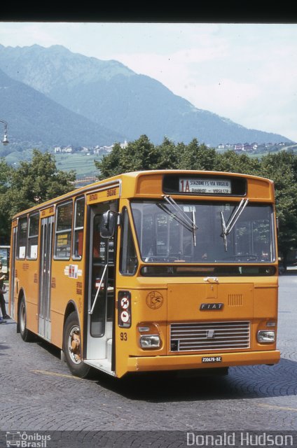 VVB - Verkehrs Verbund Bozen 93 na cidade de Bolzano, South Tyrol, Trentino-South Tyrol, Itália, por Donald Hudson. Número da foto: #5735560.