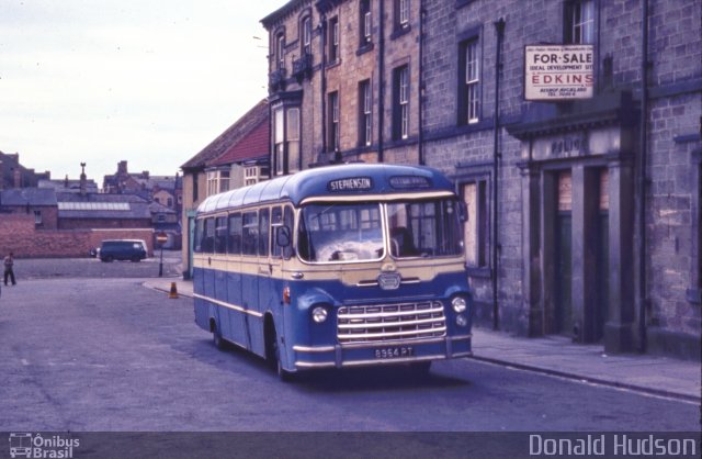 Stephensons Motor Services na cidade de Bishop Auckland, County Durham, Inglaterra, por Donald Hudson. Número da foto: #5717761.