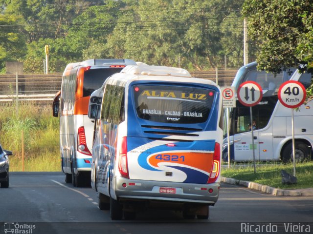 Alfa Luz Viação Transportes 4321 na cidade de Brasília, Distrito Federal, Brasil, por Ricardo Vieira. ID da foto: 5816301.