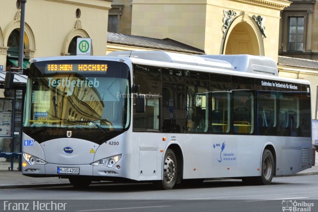 MVG - Münchner Verkehrsgesellschaft 4200 na cidade de Munich, Bavaria, Alemanha, por Franz Hecher. Número da foto: #5822641.