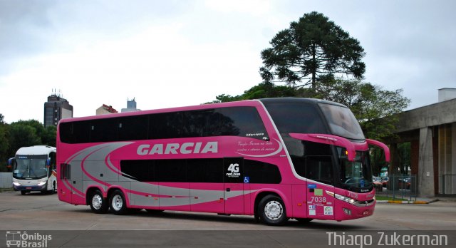 Viação Garcia 7038 na cidade de Curitiba, Paraná, Brasil, por Thiago Oliveira Zukerman. Número da foto: #5867514.