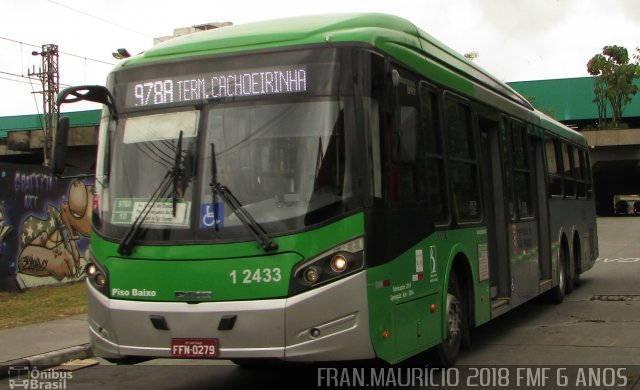 Viação Gato Preto 1 2433 na cidade de São Paulo, São Paulo, Brasil, por Francisco Mauricio Freire. Número da foto: #5873737.