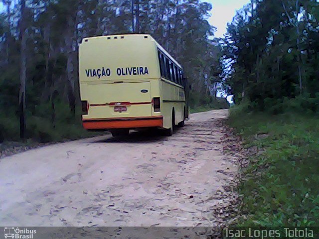 Ônibus Particulares  na cidade de Alcobaça, Bahia, Brasil, por Isac Lopes Totola . Número da foto: #5858245.