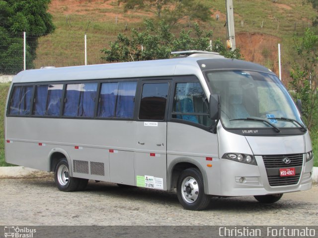 Ônibus Particulares 4921 na cidade de Ubá, Minas Gerais, Brasil, por Christian  Fortunato. Número da foto: #5964205.
