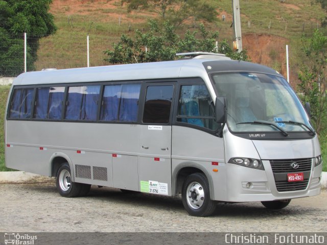 Ônibus Particulares 4921 na cidade de Ubá, Minas Gerais, Brasil, por Christian  Fortunato. ID da foto: 5964205.