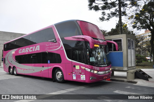 Viação Garcia 7038 na cidade de Curitiba, Paraná, Brasil, por Milton Ribeiro. ID da foto: 6005147.