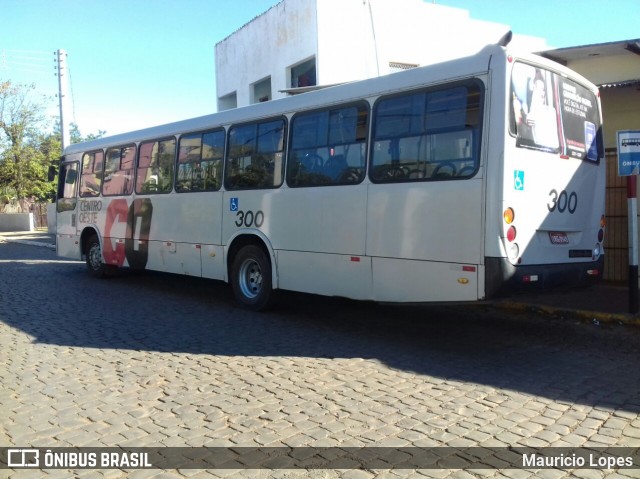 Viação Centro Oeste 300 na cidade de Santiago, Rio Grande do Sul, Brasil, por Mauricio Lopes. Número da foto: #6007219.