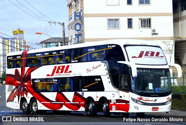 JBL Turismo 7100 na cidade de Balneário Camboriú, Santa Catarina, Brasil, por Felipe Navas Geraldo Moura . Número da foto: #6021353.