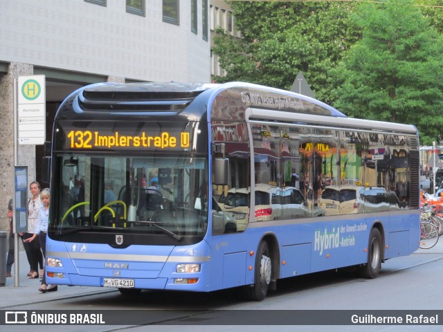 MVG - Münchner Verkehrsgesellschaft 4210 na cidade de Munich, Bavaria, Alemanha, por Guilherme Rafael. ID da foto: 5976759.