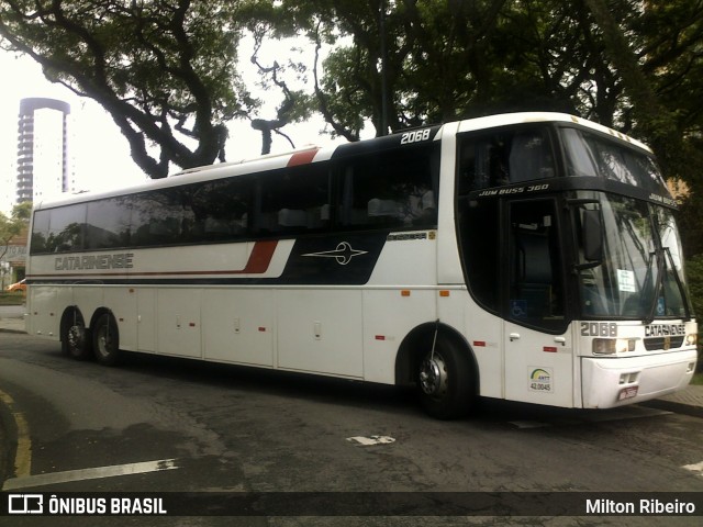 Auto Viação Catarinense 2068 na cidade de Curitiba, Paraná, Brasil, por Milton Ribeiro. Número da foto: #5987432.