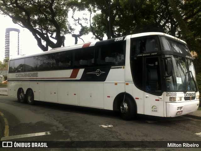 Auto Viação Catarinense 2068 na cidade de Curitiba, Paraná, Brasil, por Milton Ribeiro. ID da foto: 5987432.