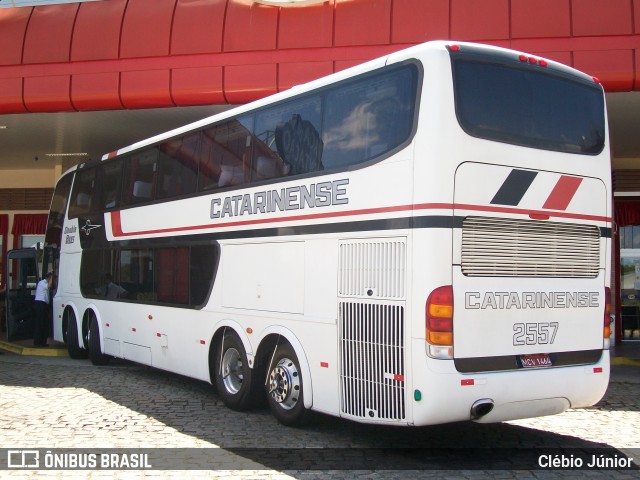 Auto Viação Catarinense 2557 na cidade de Registro, São Paulo, Brasil, por Clébio Júnior. ID da foto: 6049155.