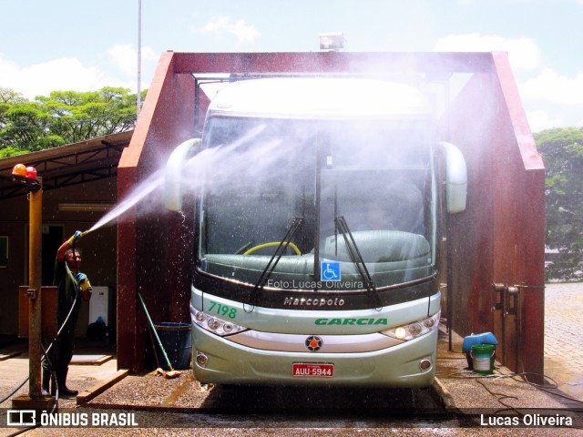 Viação Garcia 7198 na cidade de Apucarana, Paraná, Brasil, por Lucas Oliveira . Número da foto: #6066991.