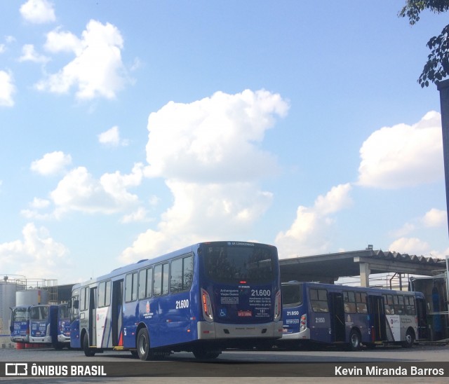Viação Osasco 21.600 na cidade de Carapicuíba, São Paulo, Brasil, por Kevin Miranda Barros. Número da foto: #6080577.