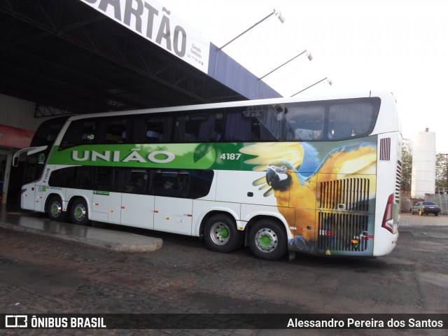 Empresa União de Transportes 4187 na cidade de Araguari, Minas Gerais, Brasil, por Alessandro Pereira dos Santos. ID da foto: 6105504.