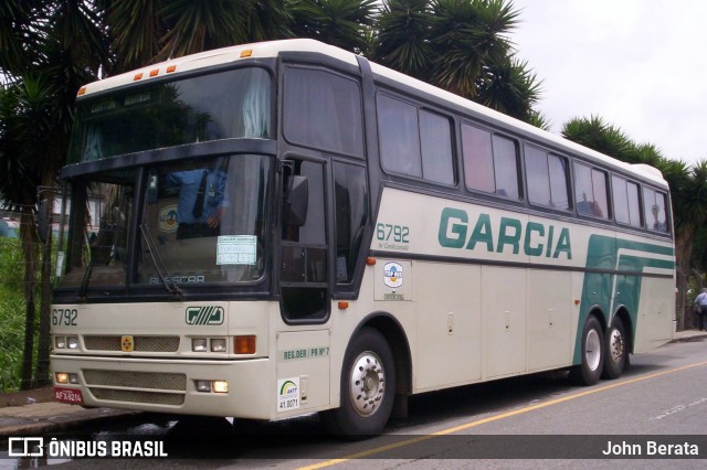 Viação Garcia 6792 na cidade de Curitiba, Paraná, Brasil, por John Berata. ID da foto: 6111434.