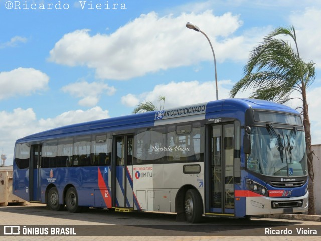 Volvo  na cidade de Santa Maria, Distrito Federal, Brasil, por Ricardo Vieira. Número da foto: #6113965.