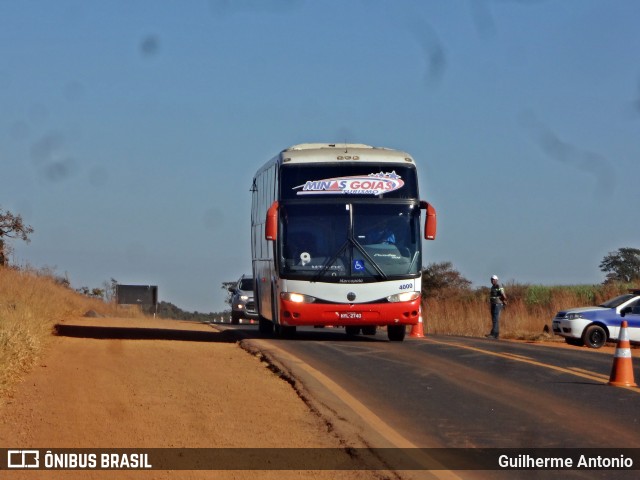 Minas Goiás Turismo 4000 na cidade de Sacramento, Minas Gerais, Brasil, por Guilherme Antonio. Número da foto: #6084186.
