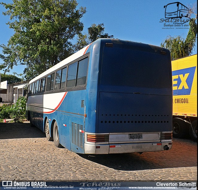 Ônibus Particulares 2087 na cidade de Brasil, por Cleverton Schmitt. ID da foto: 6133927.