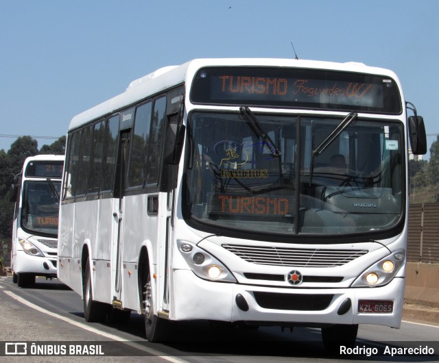 Ônibus Particulares 6065 na cidade de Conselheiro Lafaiete, Minas Gerais, Brasil, por Rodrigo  Aparecido. ID da foto: 6136578.