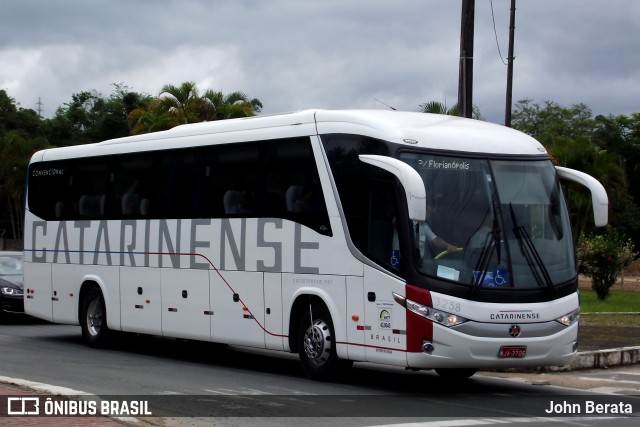 Auto Viação Catarinense 3258 na cidade de Blumenau, Santa Catarina, Brasil, por John Berata. Número da foto: #6159564.