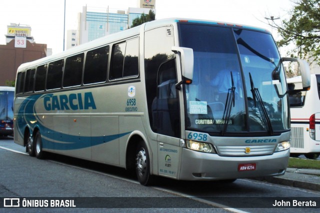 Viação Garcia 6958 na cidade de Curitiba, Paraná, Brasil, por John Berata. Número da foto: #6139973.