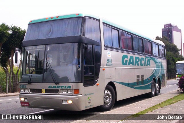 Viação Garcia 6883 na cidade de Curitiba, Paraná, Brasil, por John Berata. Número da foto: #6139971.