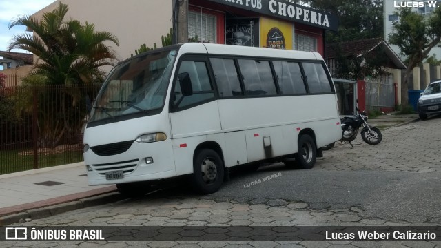 Ônibus Particulares 8984 na cidade de Florianópolis, Santa Catarina, Brasil, por Lucas Weber Calizario. Número da foto: #6180785.