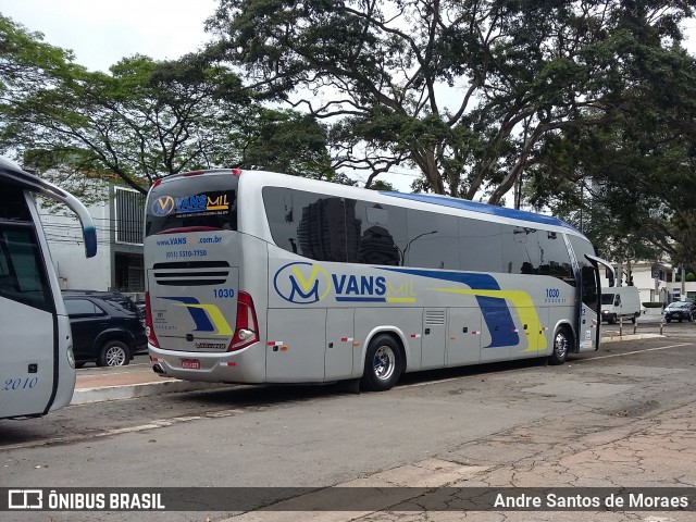 Vans Mil 1030 na cidade de São Paulo, São Paulo, Brasil, por Andre Santos de Moraes. Número da foto: #6192448.