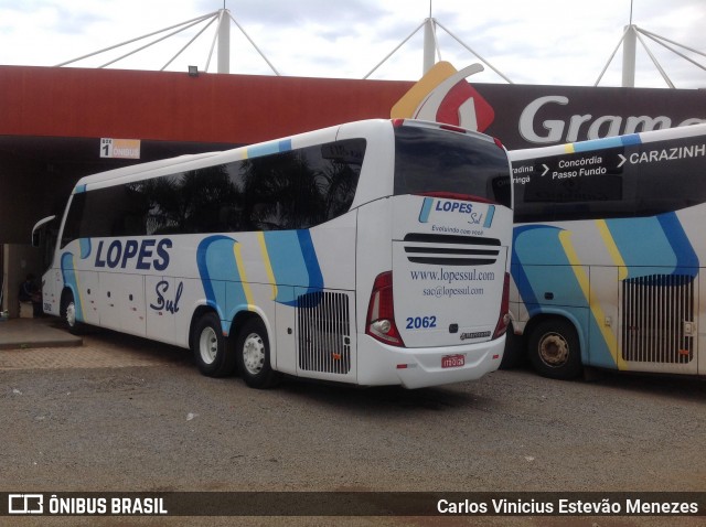 LopeSul Transportes - Lopes e Oliveira Transportes e Turismo - Lopes Sul 2062 na cidade de Paranaíba, Mato Grosso do Sul, Brasil, por Carlos Vinicius Estevão Menezes. ID da foto: 6192261.