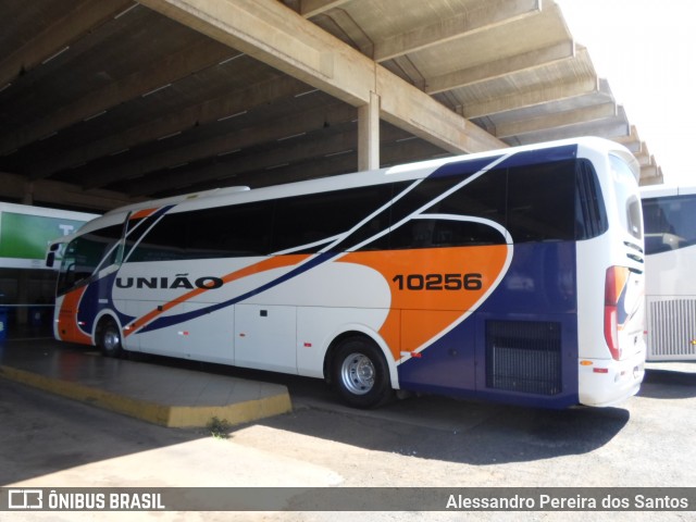 Expresso União 10256 na cidade de Araguari, Minas Gerais, Brasil, por Alessandro Pereira dos Santos. ID da foto: 6150250.